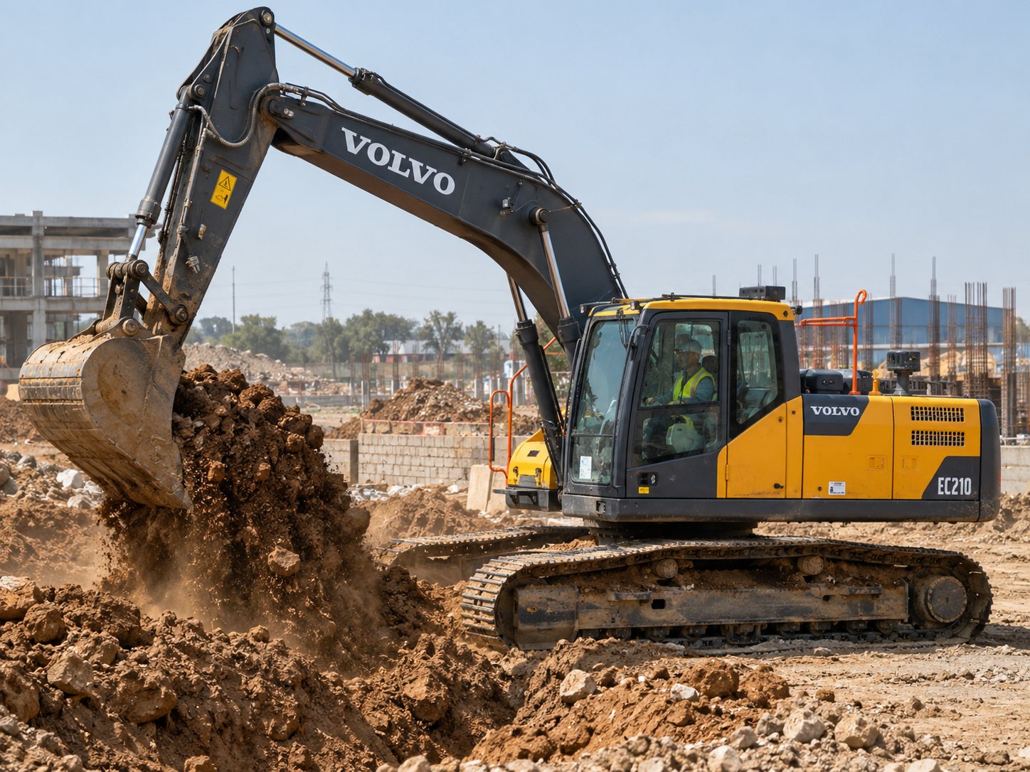 Гусеничний екскаватор Volvo EC210 виконує земляні роботи на будівельному майданчику